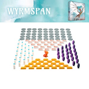 Op de afbeelding: Een bordspel genaamd "Wyrmspan" met spelstukken waaronder gouden staven, paarse edelstenen, melkflessen, rode en witte vleesstukken, grijze tokens en een klein oranje drakenbeeldje.