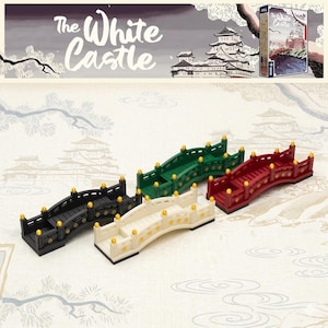 Puede incluir: Una taza de cerámica blanca con un asa negra y el texto "But First, Coffee" en un estilo manuscrito. La taza está sobre una superficie blanca. La taza mide 10 cm de alto.