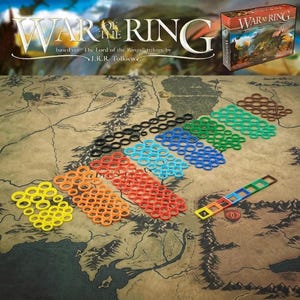 Può includere: Il gioco da tavolo "War of the Ring" è in mostra, con una mappa della Terra di Mezzo e vari pezzi di gioco colorati. La scatola del gioco è visibile nell'angolo in alto a destra. Il titolo "War of the Ring" è ben visibile in alto.