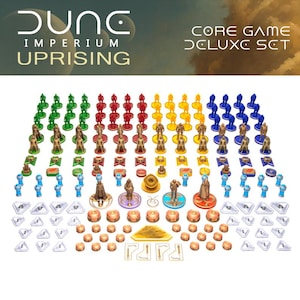 Könnte beinhalten: Ein Brettspiel-Set mit dem Text "Dune Imperium Uprising Core Game Deluxe Set". Die Spielsteine sind in verschiedenen Farben gehalten, darunter Grün, Rot, Gelb und Blau. Es gibt Miniaturfiguren, Spielsteine und andere Spielkomponenten.