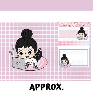 Pu&ograve; includere: Un'illustrazione di cartone animato di una persona che usa un computer portatile con un cuore rosa sullo schermo. La persona indossa una camicia bianca, pantaloni neri e orecchini dorati. La persona &egrave; seduta su un tappeto rosa con simboli del dollaro che galleggiano sopra la sua testa. Lo sfondo &egrave; un motivo a griglia rosa.