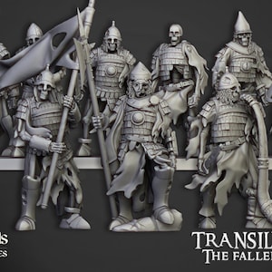 Puede incluir: Un grupo de figuras en miniatura grises de guerreros esqueléticos con armadura, algunos con espadas y lanzas. Una figura sostiene una bandera hecha jirones. El texto "TRANSILVANYA THE FALLEN REALM" está en la parte inferior. El logotipo de Highlands Miniatures está en la parte inferior izquierda.