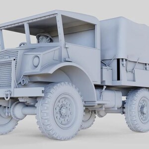 Op de afbeelding: Een lichtgrijs militair vrachtwagenmodel met een met canvas bedekte achterste laadruimte. De vrachtwagen heeft grote, robuuste banden, een gedetailleerde grille en een bestuurderscompartiment. Het model is een gedetailleerde weergave.