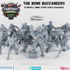 Peut inclure: Un ensemble de 12 figurines miniatures grises non peintes intitulées The Bone Buccaneers, représentant des squelettes pirates dans des poses dynamiques. Un personnage tient un ballon de football, un autre sur un coffre. Texte 12 models, 28mm.