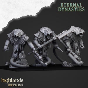 Op de afbeelding: Drie grijze miniatuurfiguren met slangenkoppen en harnassen, die wapens vasthouden. De figuren staan in een rij, met de tekst "Eternal Dynasties" erboven. Het logo "highlands miniatures" staat onderaan.