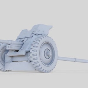 Op de afbeelding: Een wit 3D-model van een artilleriekanon uit de Tweede Wereldoorlog met een lange loop en twee wielen. Het kanon staat op een witte achtergrond.