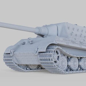 Puede incluir: Modelo de tanque gris claro con un cañón largo. El tanque tiene orugas y ruedas detalladas, y una superficie texturizada. El modelo está sobre un fondo liso. El texto "NSM" está en la esquina inferior derecha.