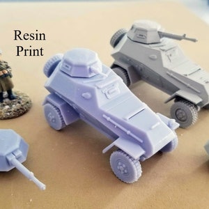 Puede incluir: Dos coches blindados grises de plástico a escala 1/72, uno con una torreta, y una torreta de coche blindado gris de plástico a escala 1/72. Los coches blindados están etiquetados como "Resin Print" y la torreta como "FDM print".