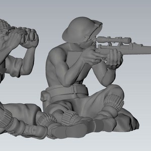 以下が含まれることがあります： 2体のグレーのプラスチック製の玩具の兵士、一人は双眼鏡をのぞき込み、もう一人はスコープ付きのライフルを持っている