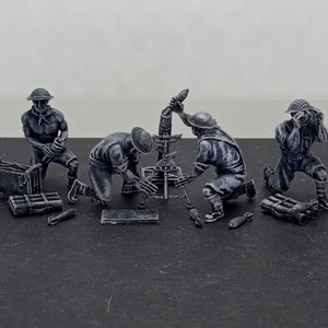 Op de afbeelding: Een set van vier grijze plastic speelgoed soldaten die een mortierbemanning uit de Tweede Wereldoorlog voorstellen. De soldaten zijn in actie geposeerd, met één soldaat die de mortier richt, een ander die hem laadt en twee anderen die observeren. De mortier is gemonteerd op een statief en heeft een loop die naar boven wijst. De soldaten dragen helmen en uniformen.