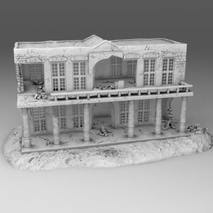 Può includere: Un edificio bianco e rovinato di due piani con un balcone e colonne. L'edificio è in stato di degrado, con alcuni muri che crollano e il tetto mancante. L'edificio è posto su una base di sabbia.