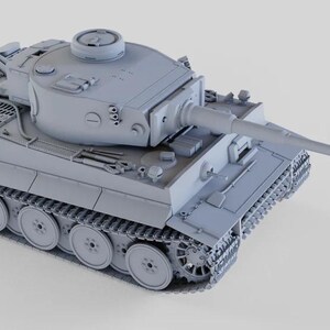 Puede incluir: Un modelo gris de un tanque alemán Tiger I. El tanque tiene una gran torreta de cañón y un cañón largo. El tanque está sobre un fondo blanco.