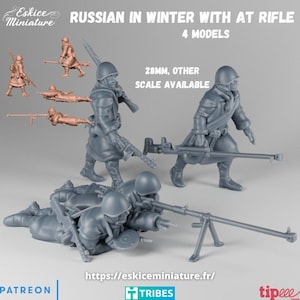 Op de afbeelding: Een verzameling onbeschilderde miniatuurfiguren die Russische soldaten in winterkleding met geweren uitbeelden. De figuren bevinden zich in verschillende poses, waaronder staand, knielend en liggend. De tekst op de afbeelding luidt "RUSSIAN IN WINTER WITH AT RIFLE" en "4 MODELS".