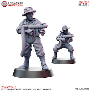 Puede incluir: Dos figuras en miniatura de plástico gris de soldados australianos de la Segunda Guerra Mundial, cada una sosteniendo un lanzallamas. Las figuras están en una postura de acción dinámica. El texto "28MM SCALE" y "AUSTRALIAN PACIFIC INFANTRY - FLAME THROWER" es visible en la parte inferior de la imagen.
