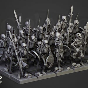 Puede incluir: Un ejército en miniatura gris de guerreros esqueléticos, cada uno armado con lanzas, escudos y cascos. Algunas figuras llevan una bandera. La base presenta el texto "highlands miniatures".