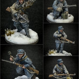 Könnte beinhalten: Vier bemalte Miniaturfiguren von Soldaten in Winteruniform und Mützen. Die Figuren sind in verschiedenen Aktionshaltungen posiert und halten Gewehre und andere Waffen. Die Figuren stehen auf schneebedeckten Sockeln.