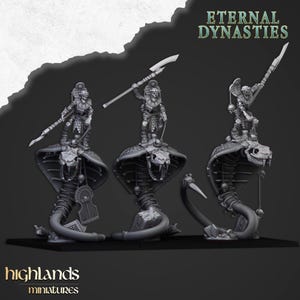 Puede incluir: Tres figuras en miniatura grises de guerreros esqueléticos montando monturas con forma de cobra. Cada guerrero sostiene una lanza. El texto "Eternal Dynasties" y "highlands miniatures" son visibles.