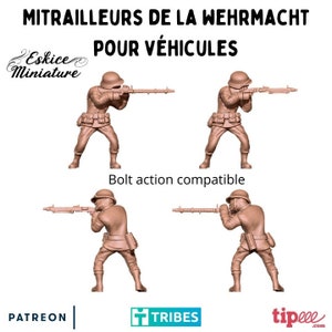Op de afbeelding: Vier plastic miniatuurfiguren van Duitse soldaten uit de Tweede Wereldoorlog, die geweren vasthouden en helmen dragen. De figuren staan in schietpositie. De tekst "MITRAILLEURS DE LA WEHRMACHT POUR VEHICULES" staat bovenaan de afbeelding. De tekst "Eskiçe Miniature" staat linksboven. De tekst "Bolt action compatible" staat in het midden van de afbeelding. De tekst "PATREON" staat linksonder. De tekst "TRIBES" staat in het midden onderaan. De tekst "tipee.com" staat rechtsonder.