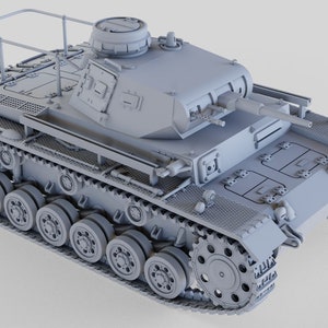 Op de afbeelding: Een grijs model van een Duitse Panzer IV tank met een verhoogd platform op de bovenkant. De tank heeft een gedetailleerd ontwerp met zichtbare rupsbanden en wielen.