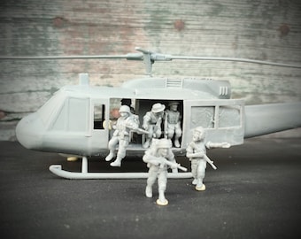 Vietnam War US Bell UH-1 Huey Helicopter with Crew Various Scales Historical Wargaming (US tariffs are pre-paid by us)