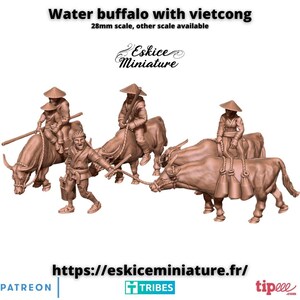 Könnte beinhalten: Braune Miniaturfiguren, die Wasserbüffel mit Reitern und eine Person zu Fuß darstellen. Die Figuren tragen traditionelle Kleidung und konische Hüte. Der Text auf dem Bild lautet "Water buffalo with vietcong" und das Logo "Eskice Miniature".