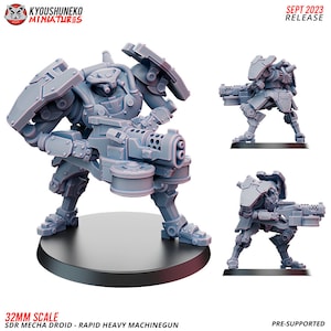 Op de afbeelding: Een 32 mm schaal, grijs, plastic, pre-supported, 3D geprint model van een mech droid met een snel zwaar machinegeweer. Het model is in een staande positie geposeerd met het machinegeweer naar voren gericht. Het model is ontworpen voor tabletop gaming.