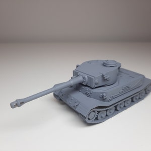 Peut inclure: Un modèle de char Tigre allemand en plastique gris. Le char a un long canon et une tourelle détaillée.