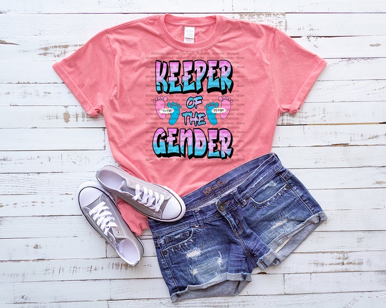 Może przedstawiać: R&oacute;żowa koszulka z napisem "Keeper of the Gender" w stylu graffiti. Tekst jest otoczony dwoma niebieskimi i r&oacute;żowymi śladami st&oacute;p.