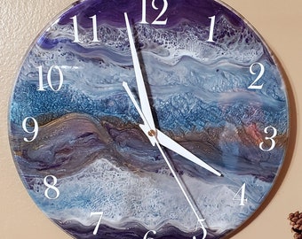 Orologio rotondo unico da 11,25" in resina e legno. Decorazione da parete. Decorazione per la casa e regalo. Viola, blu, argento, oro e bianco.