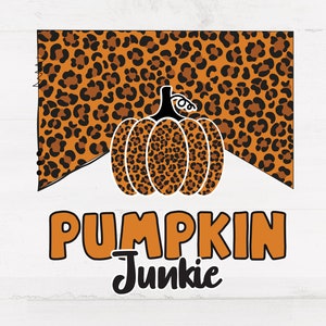 Könnte beinhalten: Ein digitales Design mit einem Kürbis mit Leopardenmuster und dem Text "Pumpkin Junkie".