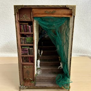Miniatuur handgemaakt boekenhoekje met drakenkop, bibliotheekdoos voor spookachtig seizoen met verlichting in schaal 1:12 – Unieke housewarmingcadeaus
