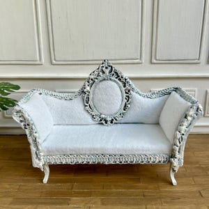 Miniature Sofa Shabby Chic  in 1:12 Scale – Wooden Dollhouse Vintage Furniture with Clay Ornaments, Mini Bench for Diorama