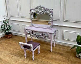 Set da toeletta in miniatura fatto a mano in colore lilla con ornamenti in argento, include tavolo, specchio e sedia, mobili per casa delle bambole in scala 1:12