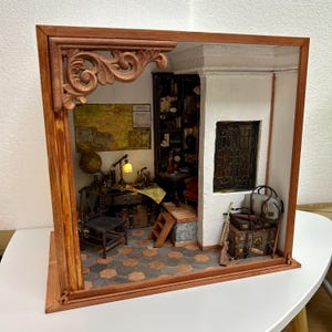 Onderzoeksdiorama met verlichting, boeken, wereldbol en koffers, OOAK-boekenhoekje, ideaal als housewarmingcadeau in schaal 1:12