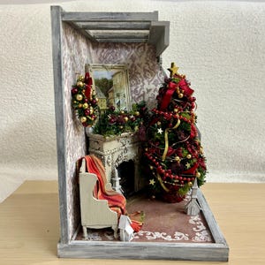 Caja de Navidad vintage hecha a mano con árbol decorado y luces que funcionan, rincón de lectura único, ideal como regalo de inauguración de la casa en escala 1:12