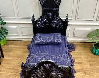 Miniaturowe łóżko Goth King Size z materacem i poduszką, miniaturowe poduszki koronkowe i pościel, meble do domku dla lalek w stylu gotyckim, akcesorium OOAK w skali 1:12