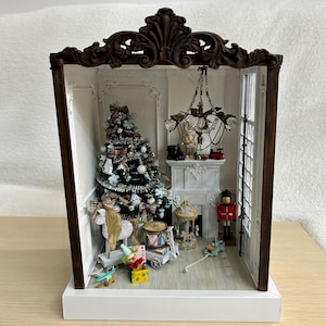 Kerstboekenhoekje met vintage boom, speelgoed en open haard, schaal 1:12 poppenhuis of diorama, handgemaakt vakantie- of kerstcadeau