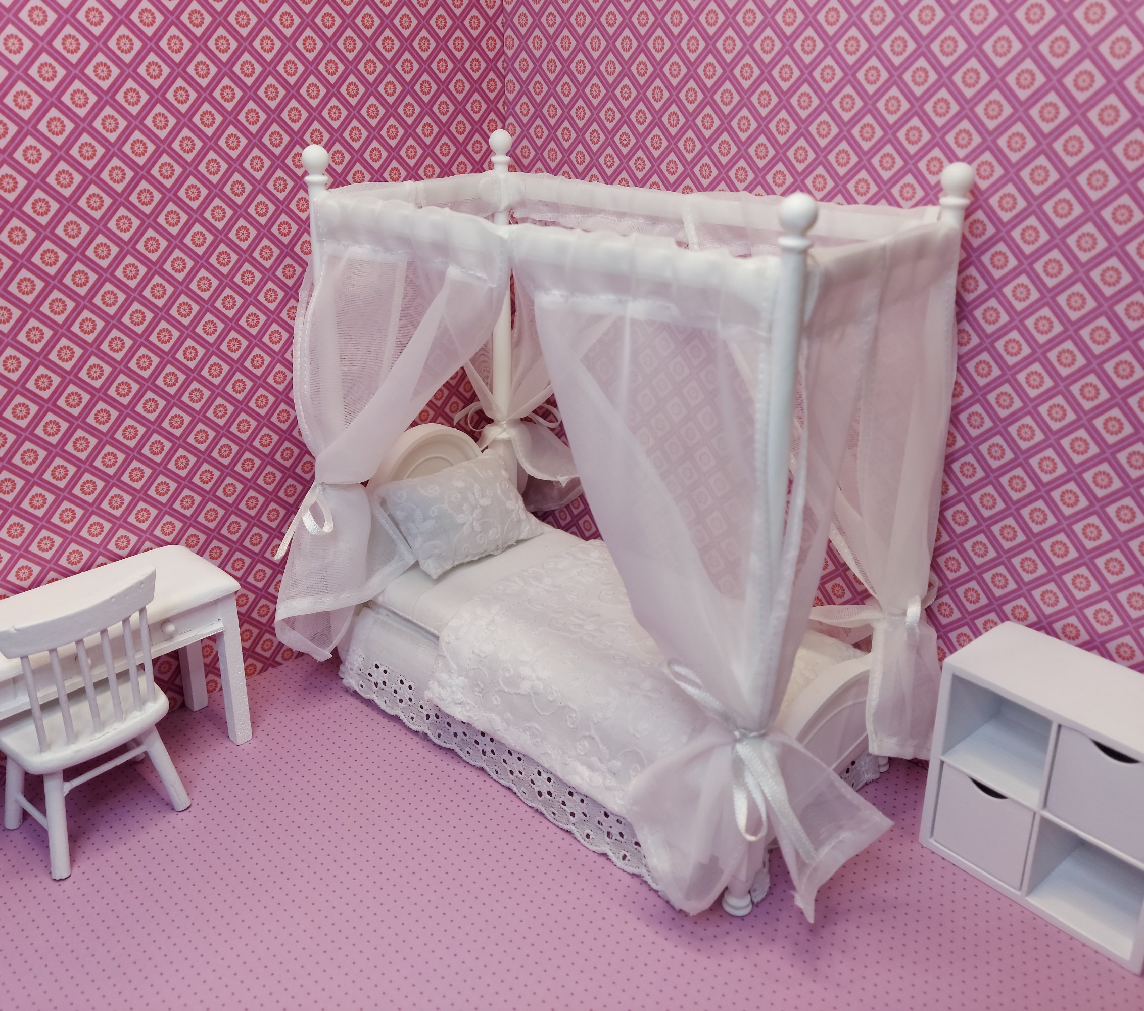 Barbie et son mobilier-lit avec baldaquin Mattel