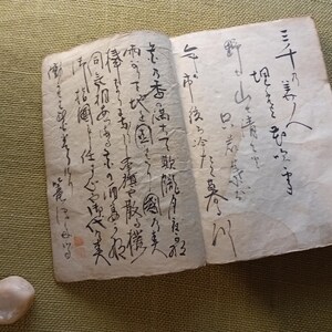 Puede incluir: Un letrero de madera r&uacute;stica con el texto "Welcome to our home" en letras blancas. El letrero presenta un acabado envejecido y un dise&ntilde;o sencillo y acogedor, perfecto para un porche o entrada.