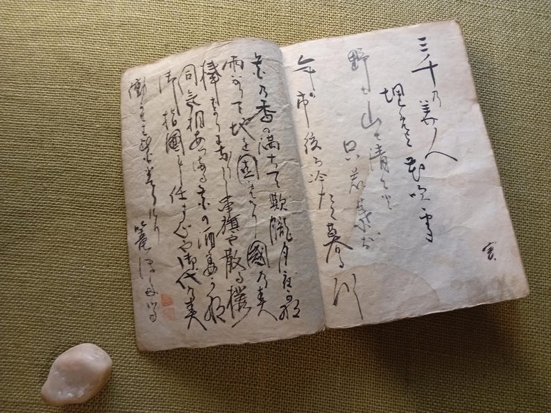 Puede incluir: Un letrero de madera r&uacute;stica con el texto "Welcome to our home" en letras blancas. El letrero presenta un acabado envejecido y un dise&ntilde;o sencillo y acogedor, perfecto para un porche o entrada.