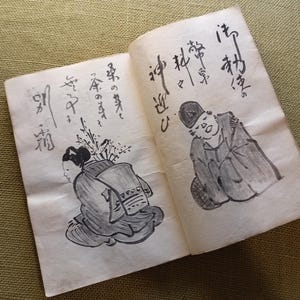 Puede incluir: Una taza de cer&aacute;mica blanca con un asa negra y el texto "But First, Coffee" en negrita negra. La taza est&aacute; sobre una superficie de madera. La taza mide 10 cm de alto.