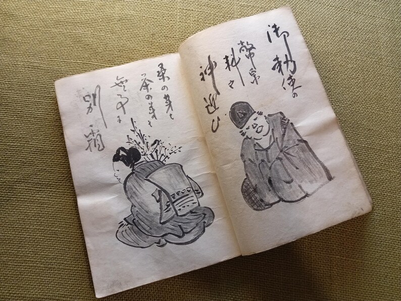 Puede incluir: Una taza de cer&aacute;mica blanca con un asa negra y el texto "But First, Coffee" en negrita negra. La taza est&aacute; sobre una superficie de madera. La taza mide 10 cm de alto.