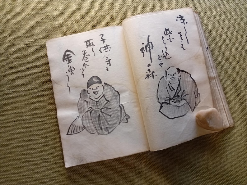 Puede incluir: Un letrero de madera r&uacute;stica con el texto "Welcome to our home" en un estilo manuscrito. El letrero presenta un acabado envejecido y un dise&ntilde;o simple y acogedor, perfecto para un porche o entrada.