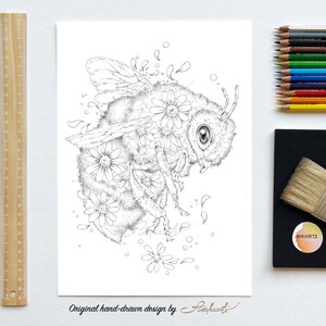 Op de afbeelding: Een zwart-witte lijntekening van een bij met bloemen en bloemblaadjes eromheen. De bij is realistisch getekend met ingewikkelde details. De tekening is geschikt om in te kleuren.