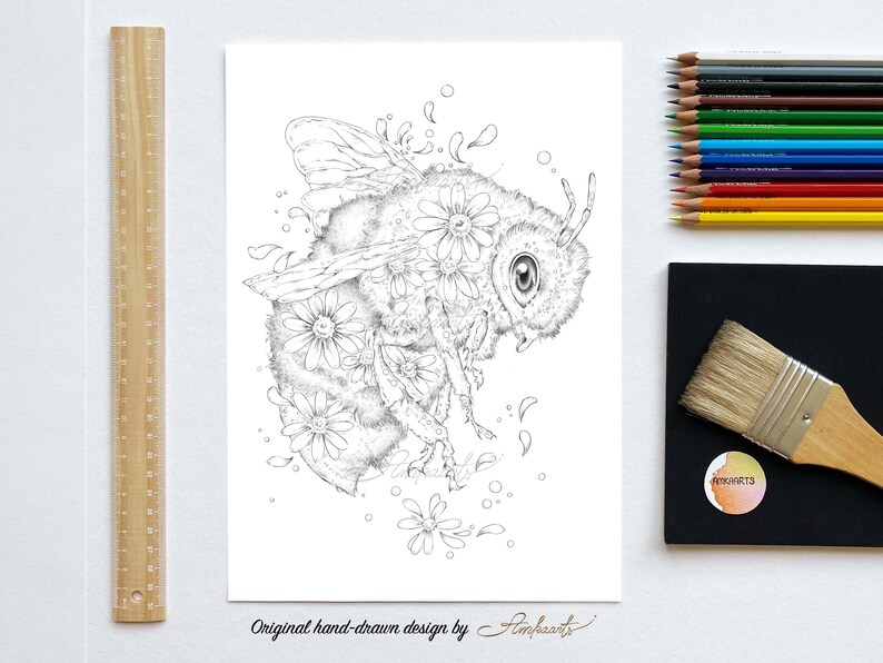 Op de afbeelding: Een zwart-witte lijntekening van een bij met bloemen en bloemblaadjes eromheen. De bij is realistisch getekend met ingewikkelde details. De tekening is geschikt om in te kleuren.