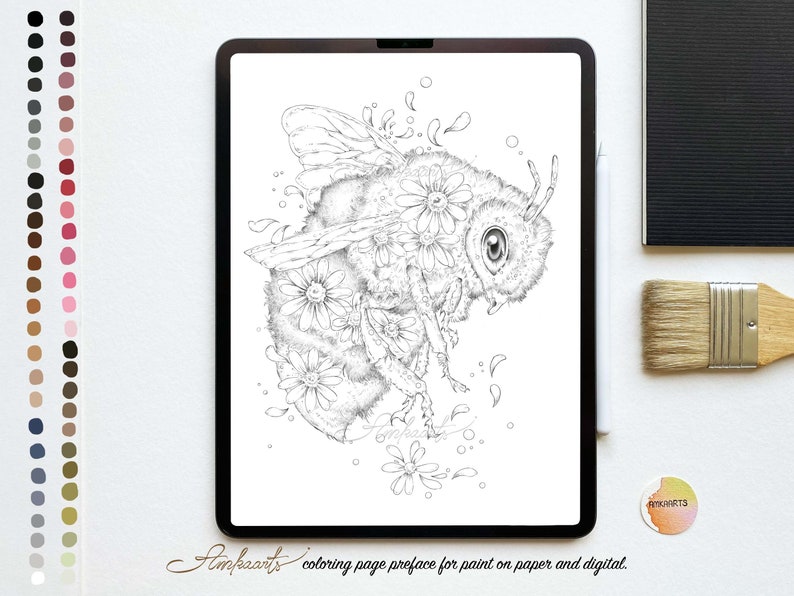 Op de afbeelding: Een zwart-witte lijntekening om in te kleuren met een gedetailleerde illustratie van een bij met bloemen. De bij is omringd door kleine bloemen en bloemblaadjes. De bij heeft een groot oog en een pluche lichaam. De kleurplaat is geschikt voor volwassenen en kinderen.