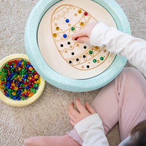 Könnte beinhalten: Ein Set aus drei Keramikbechern mit gesprenkelter, matter Oberfläche. Die Becher sind in Creme-, Hellgrau- und Dunkelgrautönen gehalten. Jeder Becher hat ein schlichtes, minimalistisches Design.