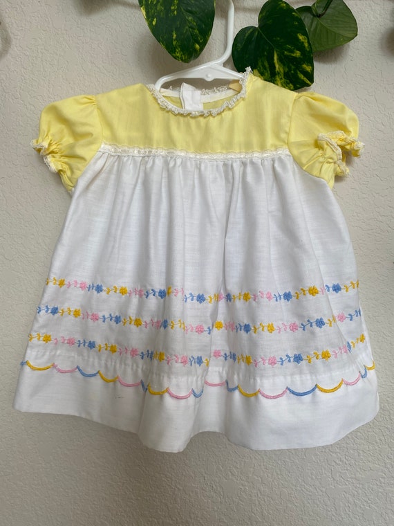 70s Vintage | Baby Girl Yellow and White Floral D… - image 2