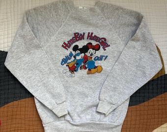 Sudadera raglán vintage de Mickey y Minnie Mouse de los años 90: gráfico de Homeboy Homegirl