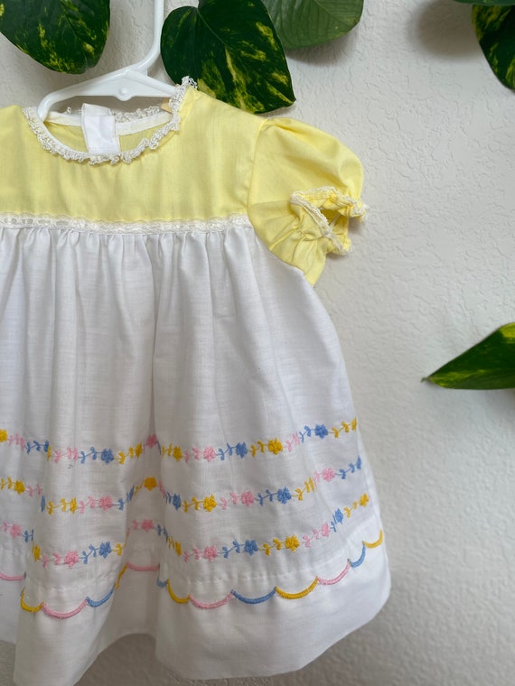 70s Vintage | Baby Girl Yellow and White Floral D… - image 1